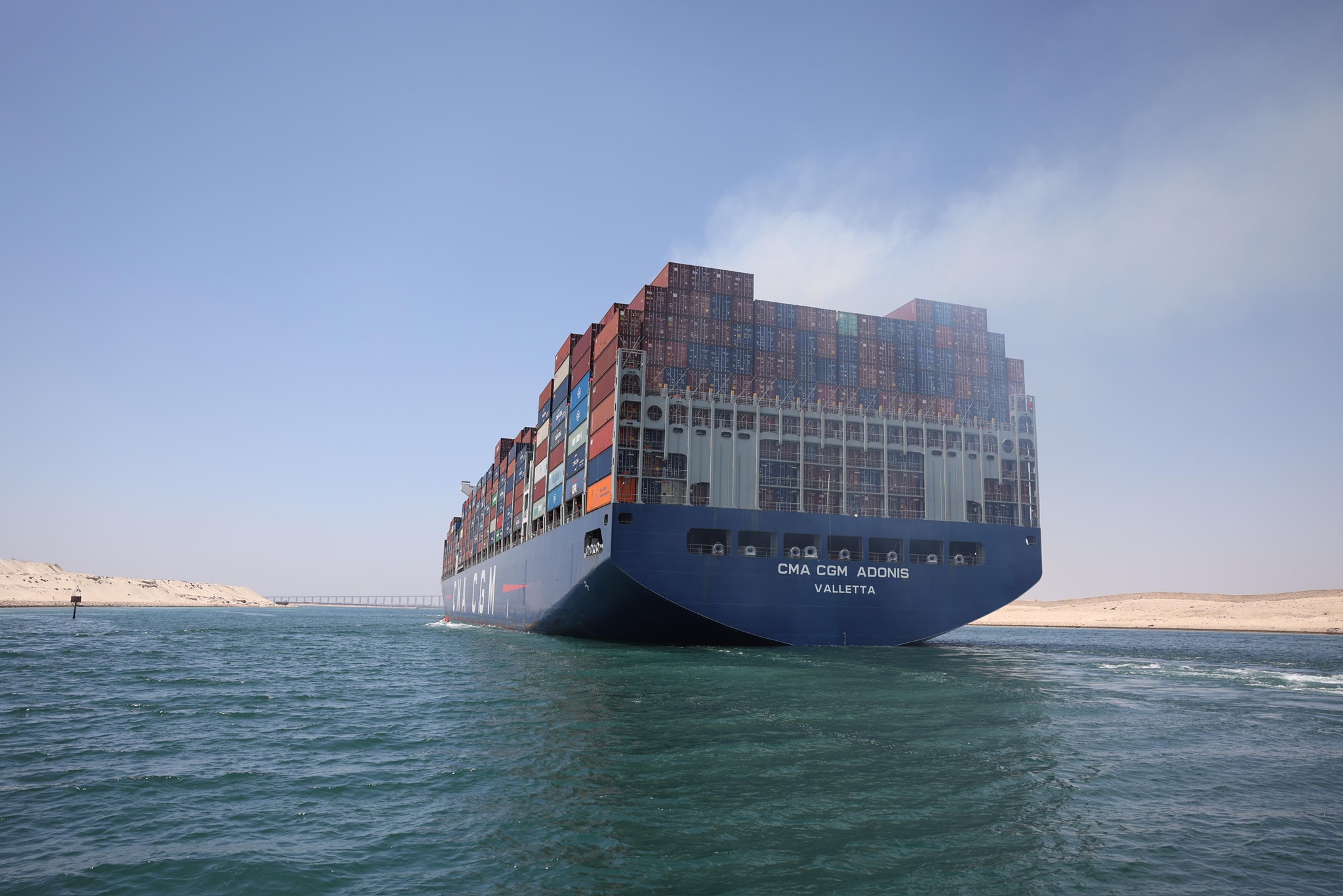 سفينة الحاويات العملاقة «CMA CGM JULES VERNE» تعبر قناة السويس بحمولة 180 ألف طن