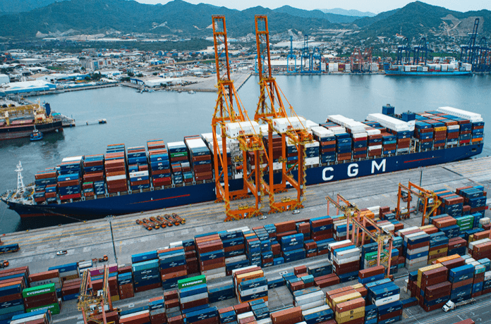 CMA CGM تفرض رسومًا جديدة على الوزن الزائد وتواصل رفع نوالين الشحن عبر خطوطها العالمية