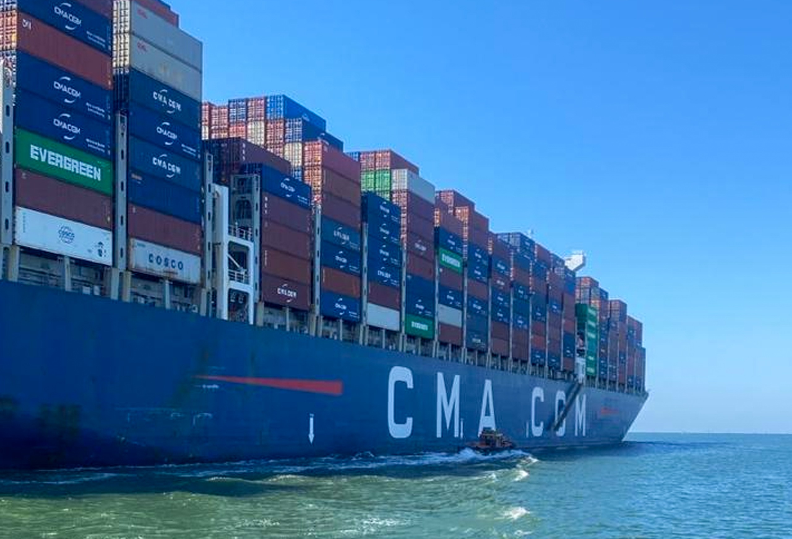سفينة الحاويات CMA CGM ZEPHYR تعبر قناة السويس ضمن قافلة الجنوب اليوم