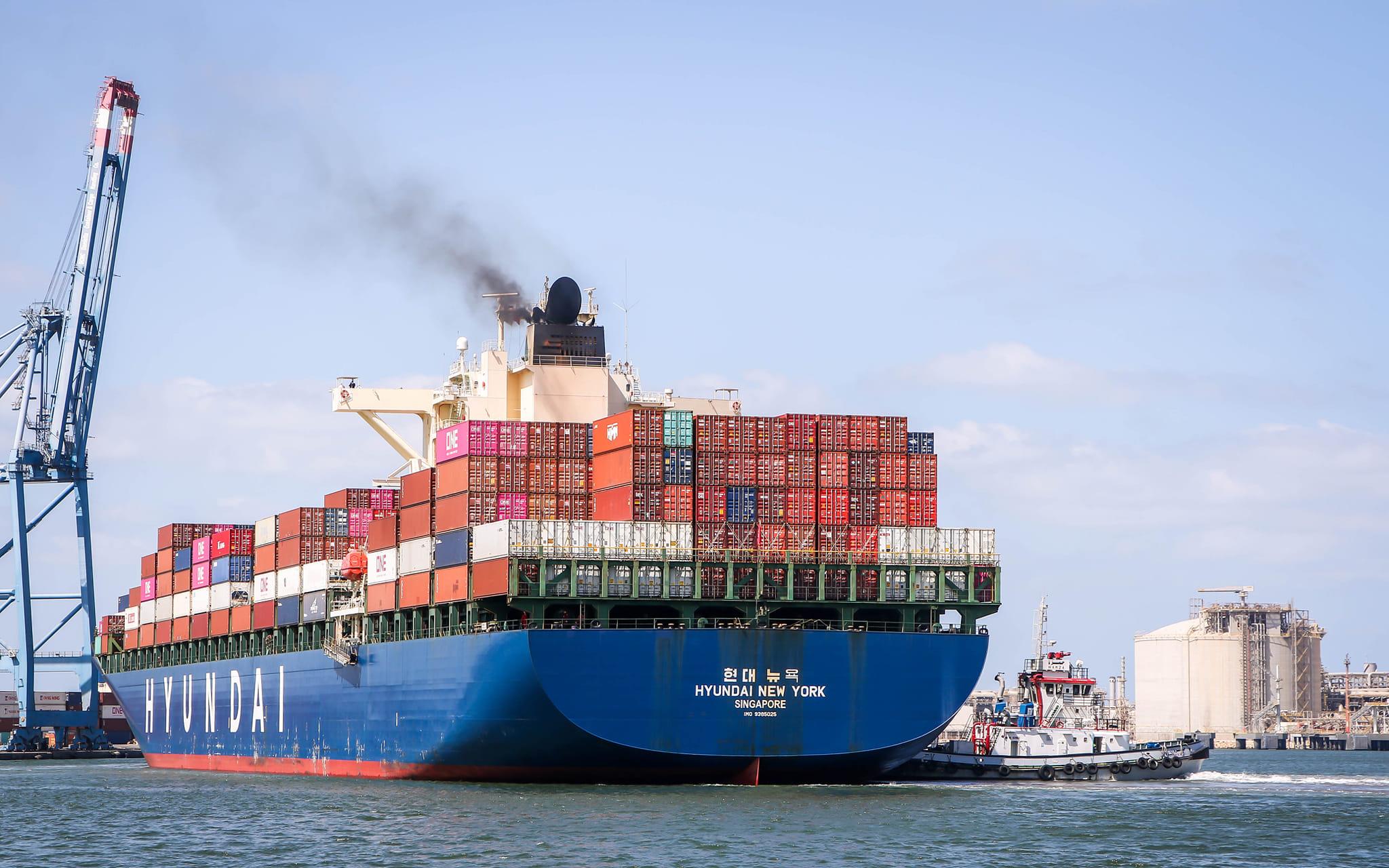 ميناء دمياط يستقبل سفينة الحاويات العملاقة (LUDWIGSHAFEN EXPRESS) التابعة لـ (Hapag-Lloyd) وتنشيط حركة الصادر والوارد